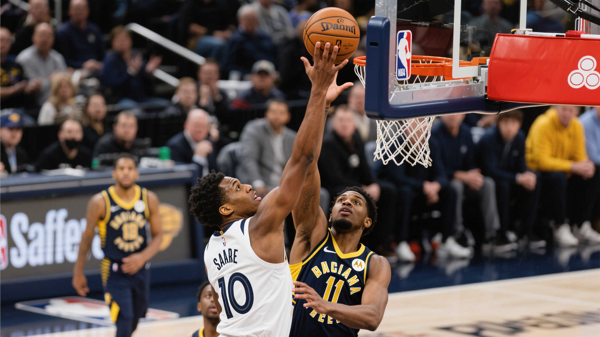 西亚卡姆封盖亚历山大,步行者于次节再度扳平 篮球场上的每一瞬间都可能成为改变比赛走势的关键,而